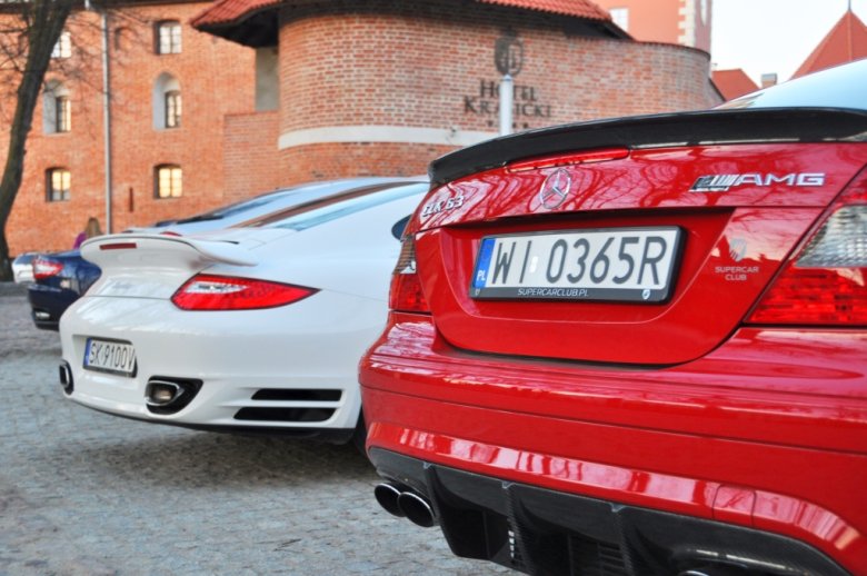 W świecie współczesnych superaut wyręczających kierowców we wszystkich jest ostatnim Mohikaninem dobrze rozumianej moto dydaktyki.