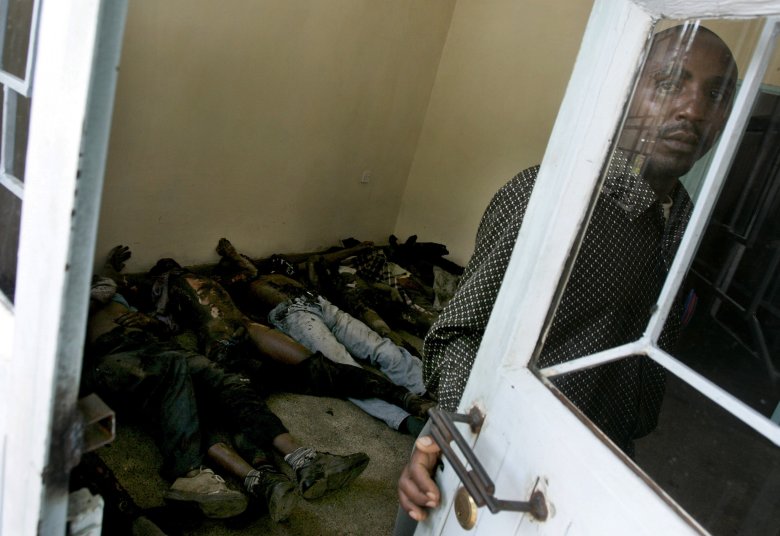 Ciała mężczyzn zabitych w walkach plemiennych w Nakuru.