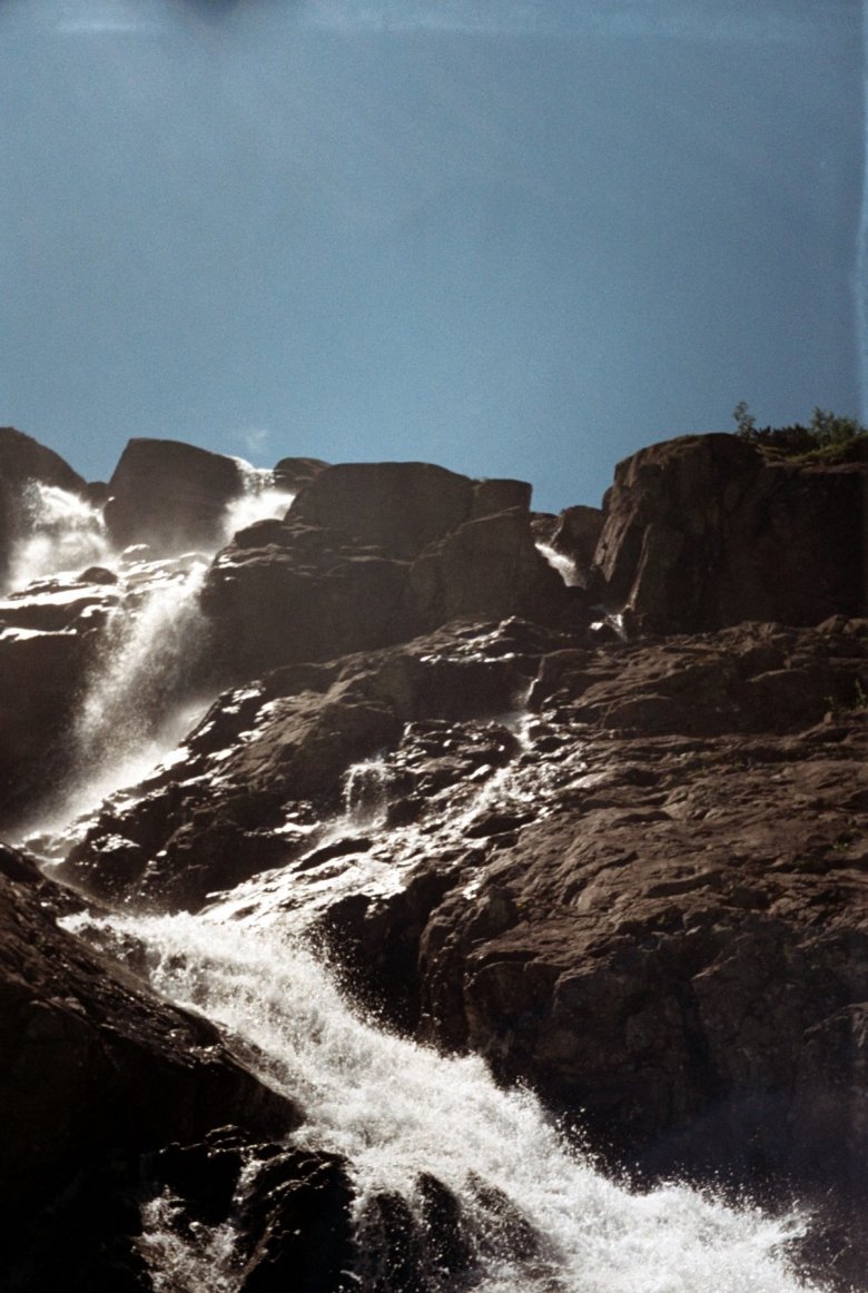 Sinica - warto było wdrapać się pod sam wodospad. Niezapomniany widok. Tatry 2015. Zdjęcie wykonane aparatem Smiena 8M.