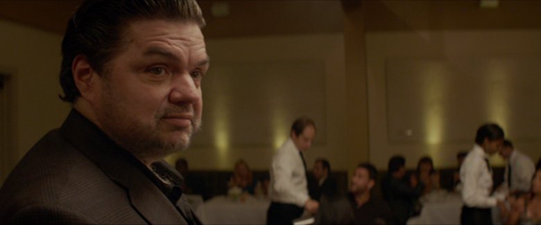 Olivier Platt w roli krytyka kulinarnego Ramseya Michela w filmie Chef z 2014 roku.