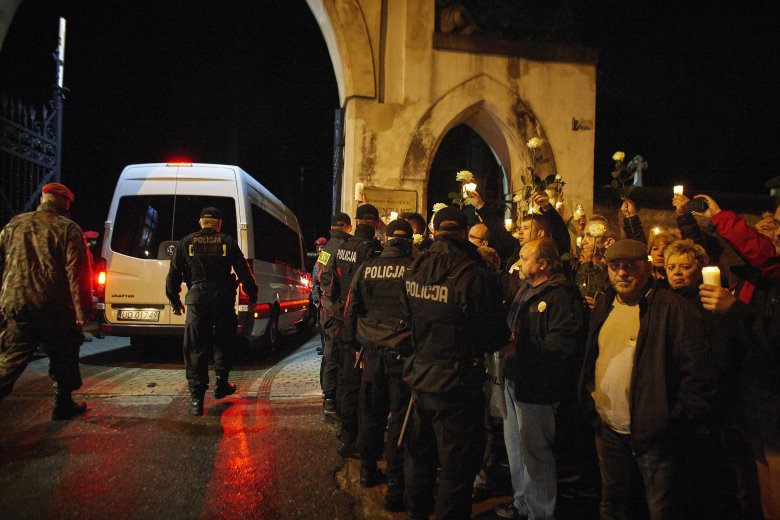 Protest łódzkich adwokatów oraz Obywateli RP przed bramą Starego Cmentarza w Łodzi przeciwko ekshumacji Joanny Agackiej-Indeckiej wbrew woli rodziny.