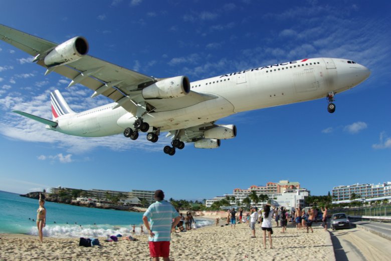 Plaża Maho na holenderskiej części wyspy Sint Maarten, przy lotnisku Princess Juliana