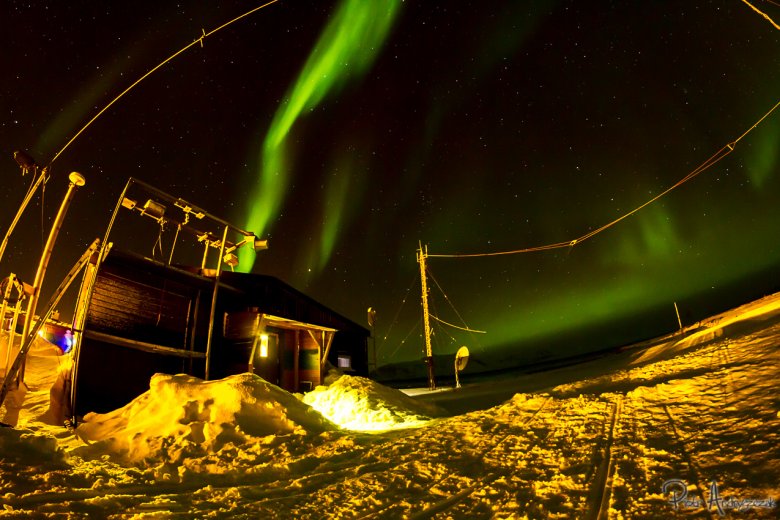 Jedno z wejść do Stacji, tzw. "wejście meteo". Na niebie zorza polarna.