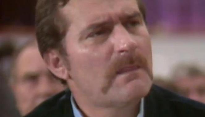 Fragment teledysku Michaela Jacksona pt "Man In The Mirror", który przedstawia Lecha Wałęsę