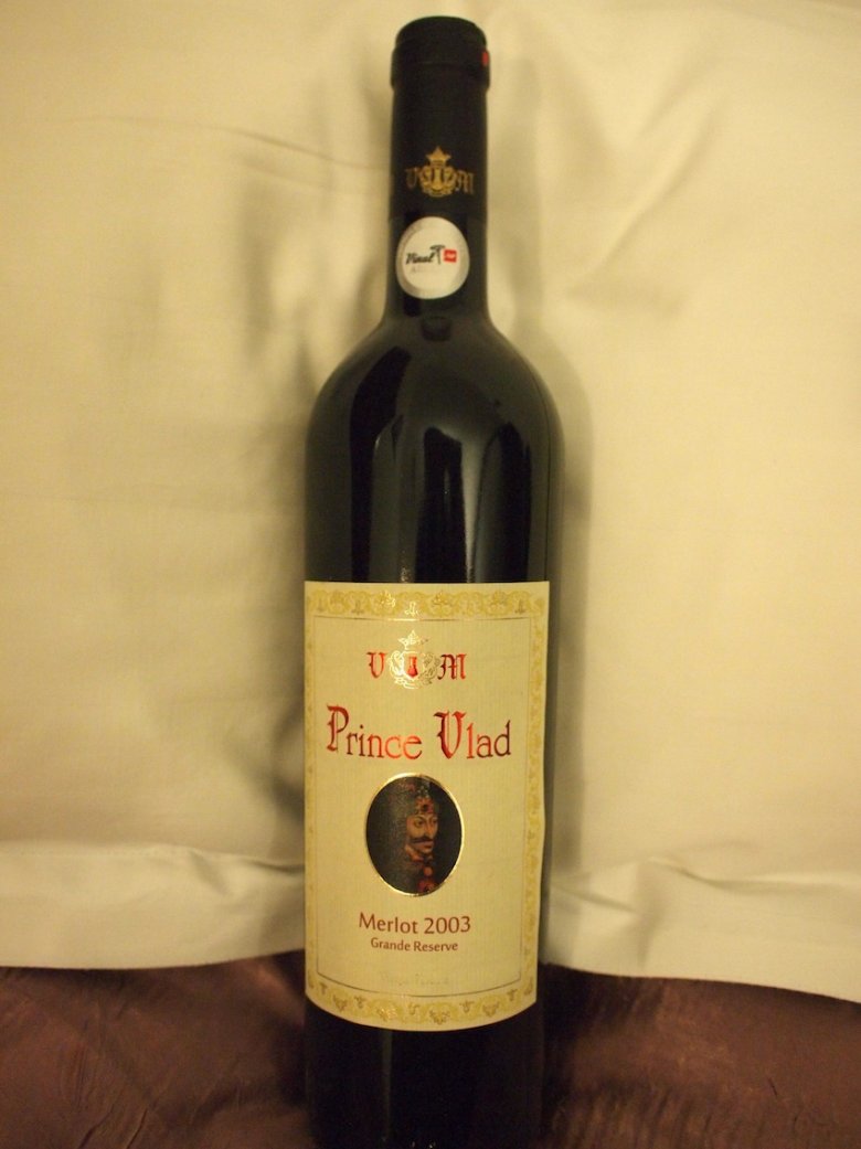 Do kolacji, a jakże, wino smakujące wampiryczną legendą.