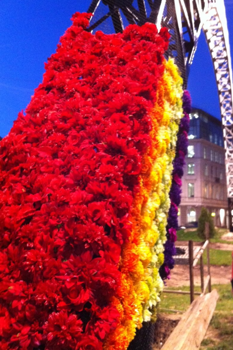 Na Placu Zbawiciela znów rozkwita kontrowersyjna tęcza.