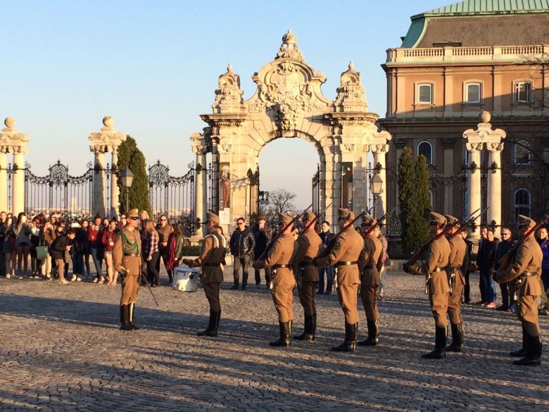 Uroczysta zmiana warty przed pałacem prezydenckim na Wzgórzu Zamkowym