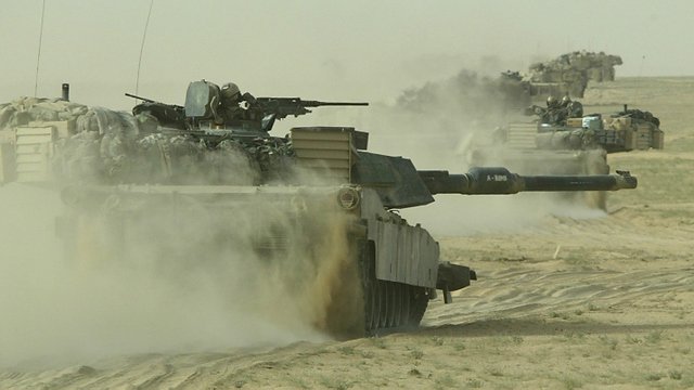 Czołgi 70 Pancernej przekraczają granice pomiędzy Kuweitem i Irakiem.