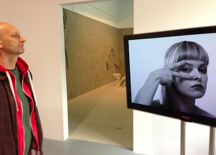 Eddie Peak, Vacuum Formed Hand Grenade Drinking Vessel (12 Minute Nocturnal Jealousy Dispute), widok ekspozycji w CSW, foto: Katarzyna Kozyra