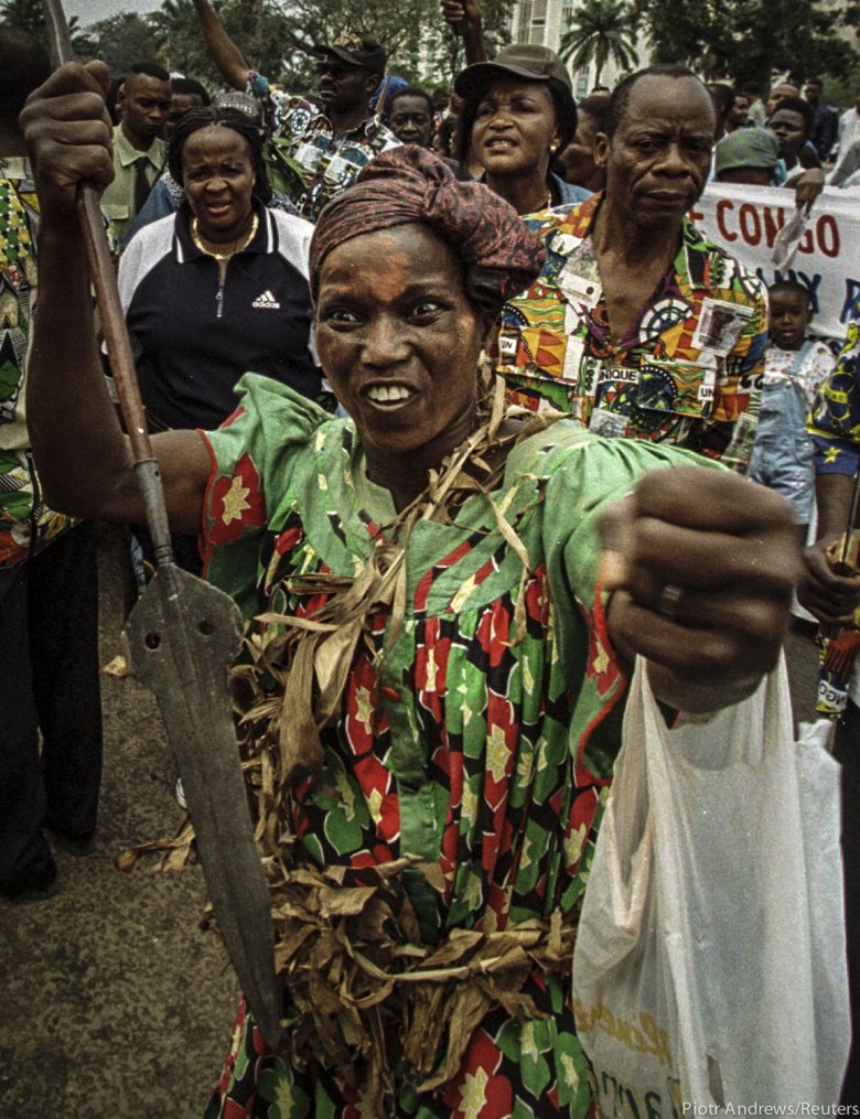 Kobieta pokazująca, co zrobi, gdy spotka kogoś z plemienia Tutsi na ulicach Kinszasy