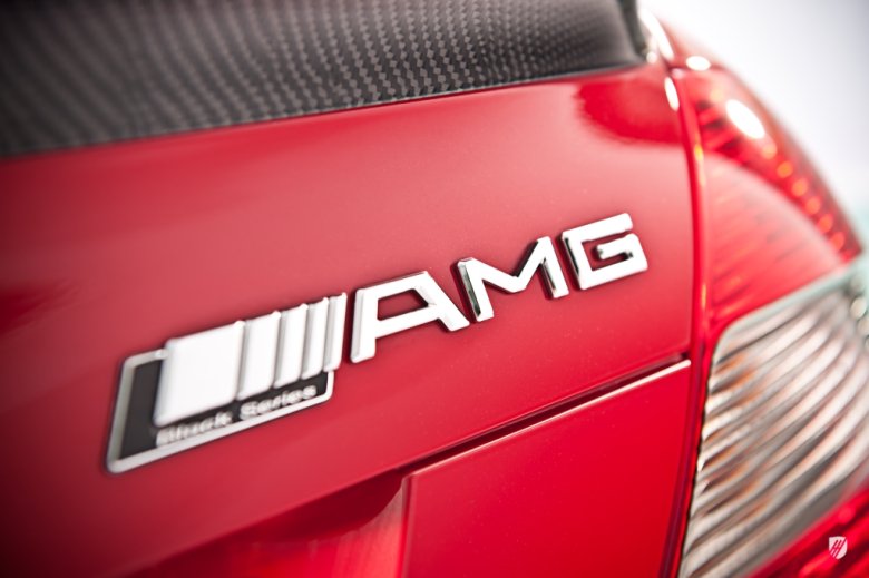 Ten emblemat świadczy o tym, że właściciel jest kimś więcej niż entuzjastą marki. Jest przede wszystkim pasjonatem jazdy.