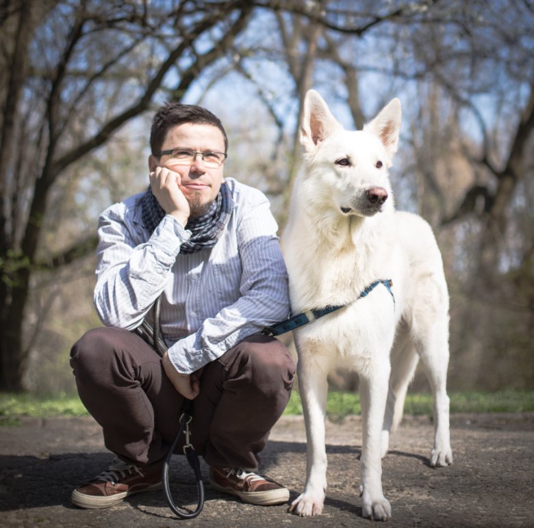 Od lewej: Michał Pręgowski i Okami wiosną w Łazienkach