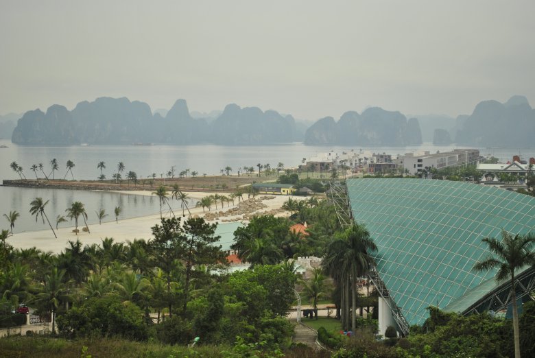 Đảo Tuần Châu, budowa apartamentowców z widokiem na Ha Long Bay, Wietnam
