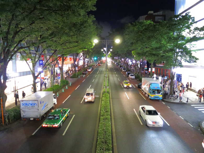 Aleja Omotesando: Po lewej Omotesando Hills, po prawej Dior