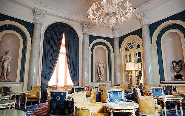 Sala Canova Bar z rzeźbami Adama i Ewy z marmuru kararyjskiego, przełom XVI i XVII wieku