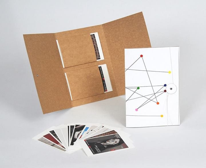 Na zdjęciu: Janek Simon dla Raster Editions, 2013, okładka: ręczny rysunek flamastrem, wnętrze: zestaw 14 pocztówek, 245 x 170 mm, ed. 100