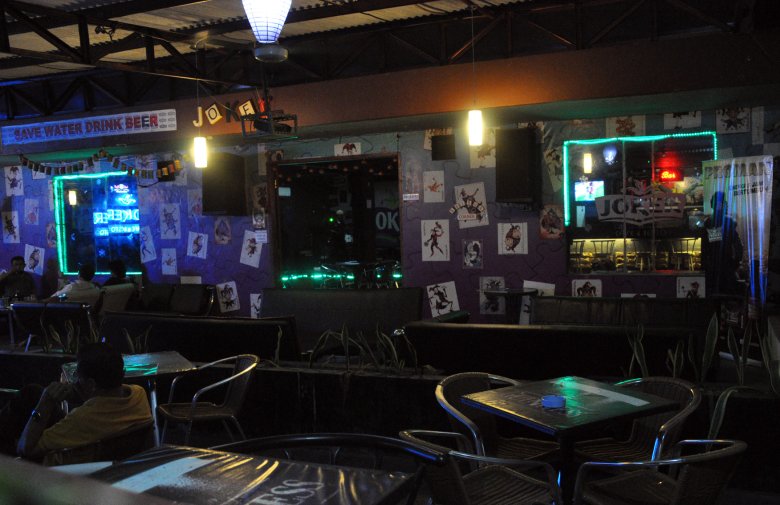 Nocny Bar w Jakarcie przed przyjęciem pierwszych gości.