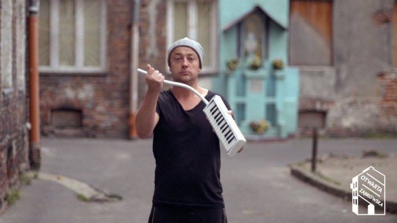 Mozil -.zwycięzcy gry  miejskiej otrzymają niecodzienną nagrodę - kameralny, prywatny  koncert Mozila, który odbędzie się w Galerii 81 stopni.