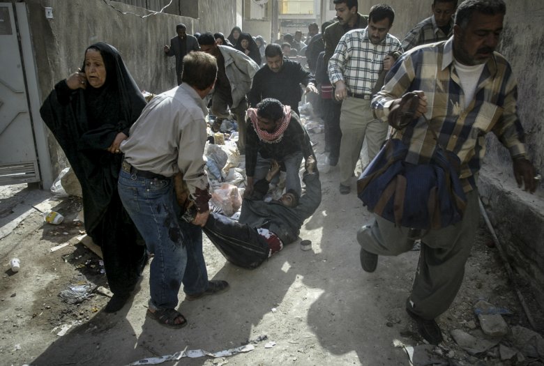 Irakijczycy uciekający w czasie zamachów bombowych podczas święta Ashura w Karbali.