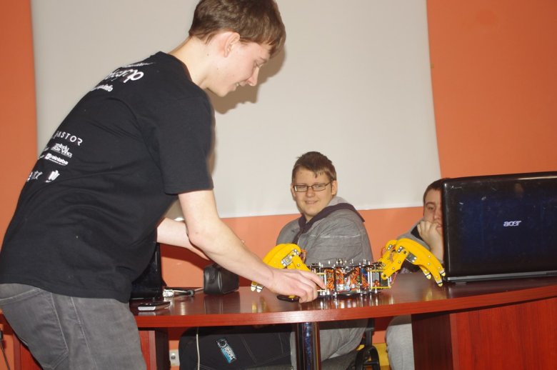 Piotr Adamczyk prezentował robota uczniom Zespołu Placówek Edukacyjnych w Olsztynie