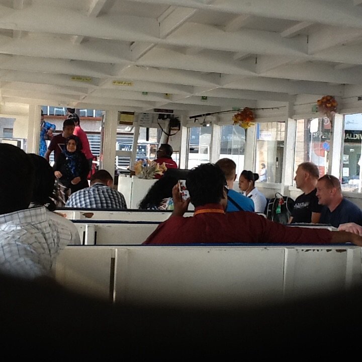 Prom kursujący w ruchu ciągłym z Male City  na wyspę Hulhule, z miedzynarodowym lotniskiem na Malediwach.