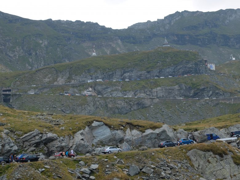 Tarasowe serpentyny na Trasie Transfogaraskiej, Karpaty, Rumunia.