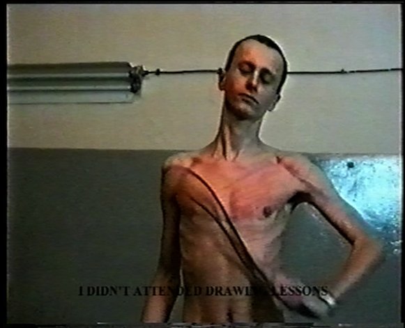 Konrad Smoleński, Rysunek, 2001, wideo performans, VHS wideo, 3'28", dzięki uprzejmości artysty i galerii Leto, kadr wideo