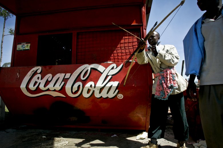 Wojownicy plemienia Kalenjin przygotowują się do bitwy z plemieniem Kisii w miejscowości Chelipat.