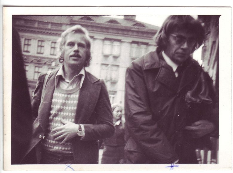 Havel i Jiří Němec przed budynkiem sądu 21.9.1976, sfotografowani przez służby bezpieczeństwa