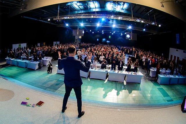 Jakub B. Bączek w trakcie wystąpienia Giants of Life, organizowane przez Milewski & Partnerzy