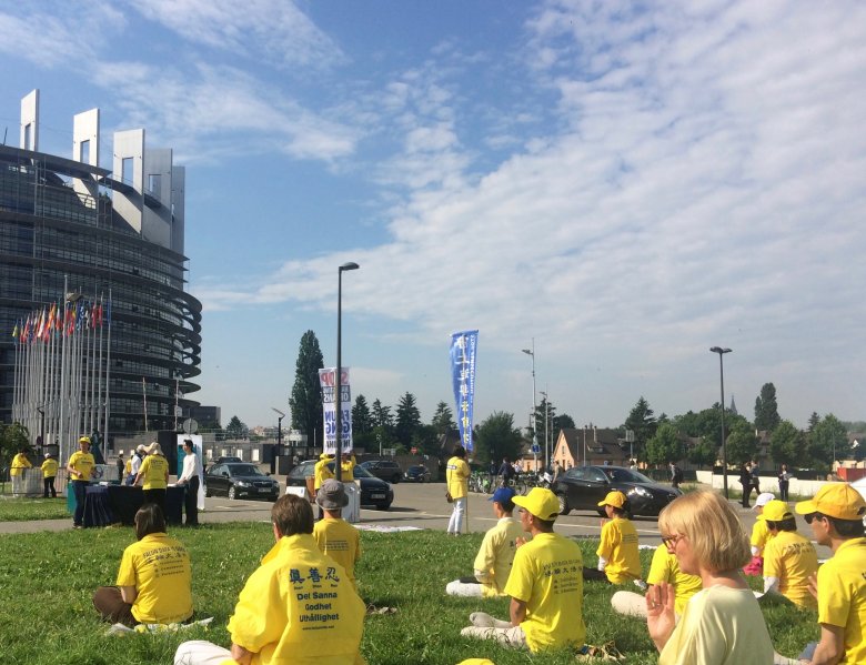 Apel przed budynkiem Parlamentu Europejskiego, w sprawie powstrzymania prześladowań Falun Gong, Strasburg, 2016