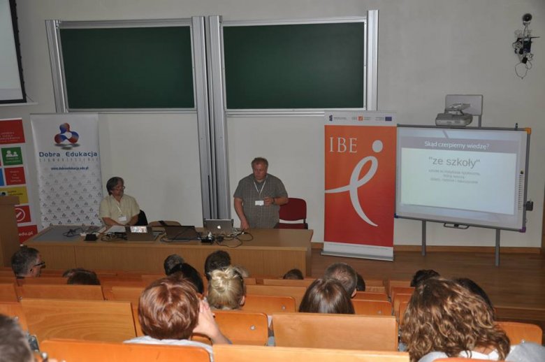 Prof. Marek Bednarczyk z PJWSTK oraz Jacek Ścibor z ORE podczas drugiej sesji plenarnej konferencji Techniki Dobrej Edukacji