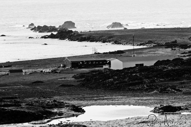 Widok na Polską Stację Polarną od strony szczytu Fugleberget