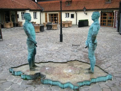 pomniki oddające mocz na basen w kształcie republiki czeskiej