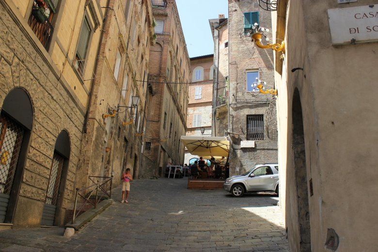 Ciasne uliczki Sieny bywają bardzo strome