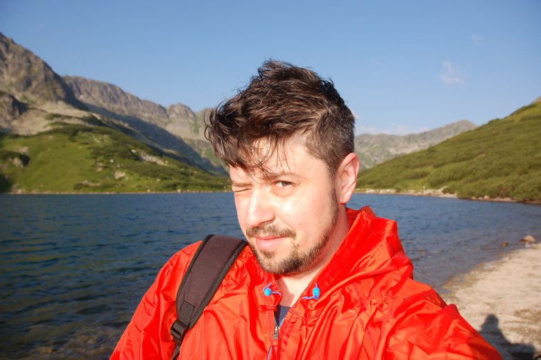 Wyjątkowo zdjęcie z cyfry. Jest bodajże kilka minut po szóstej rano. Zaraz schodzę na Morskie Oko. Świetnie jest iść po szlaku, gdy jest niemal pusty.