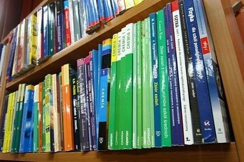 Zaróno rządowy program "Wyprawka Szkolna", jak i różne samorządowe programy wspierają obecnie najuboższe rodziny w zakupie podręczników