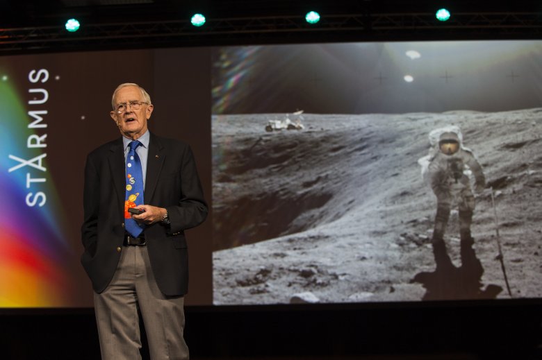 Charlie Duke podczas wykładu na festiwalu Starmus