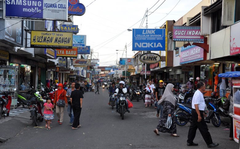 Indonezyjska ulica. Sumatra.