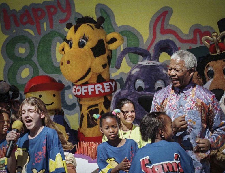 Nelson Mandela tańczy wraz z dziećmi podczas obchodów jego 80tych urodzin.