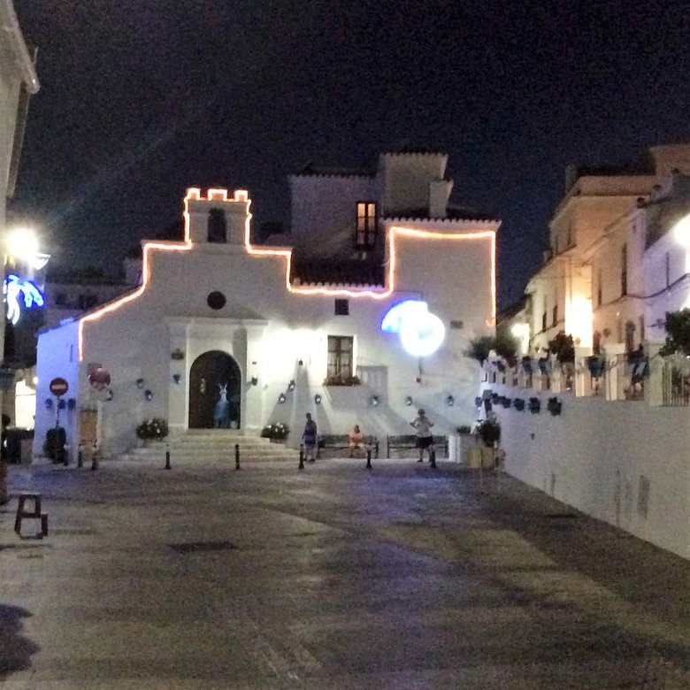 Kościółek św. Anny w Mijas Pueblo - wieczorem