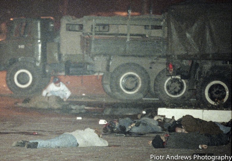 Amerykański prawnik Terry Duncan (w czapce bejsbolowej) pomaga rannym przed budynkiem Ostankino.