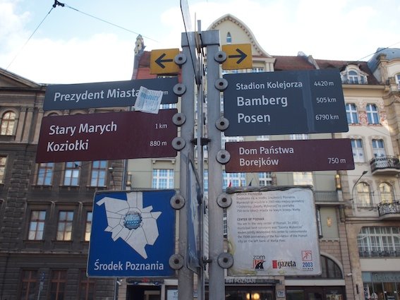 Drogowskaz wskazujący środek Poznania.