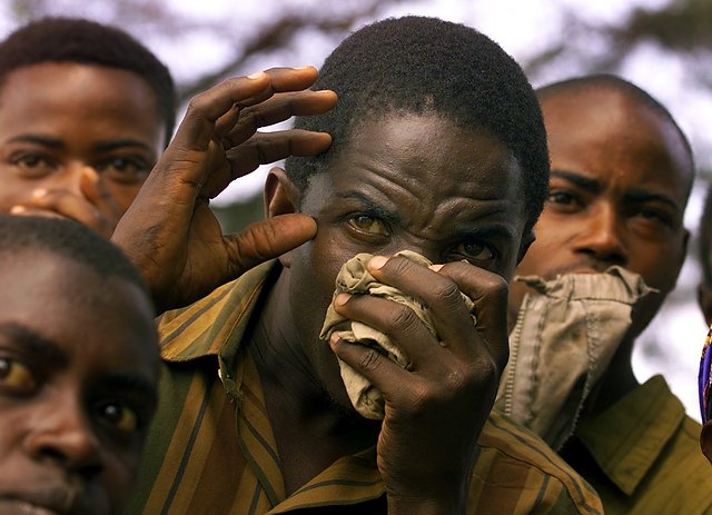 Mieszkańcy wioski Rugazi przypatrują się z przerażeniem ekshumacji ciał zamordowanych członków sekty.