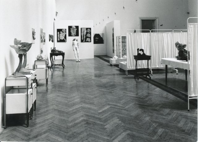 Widok wystawy Aliny Szapocznikow w Zachęcie, 1999