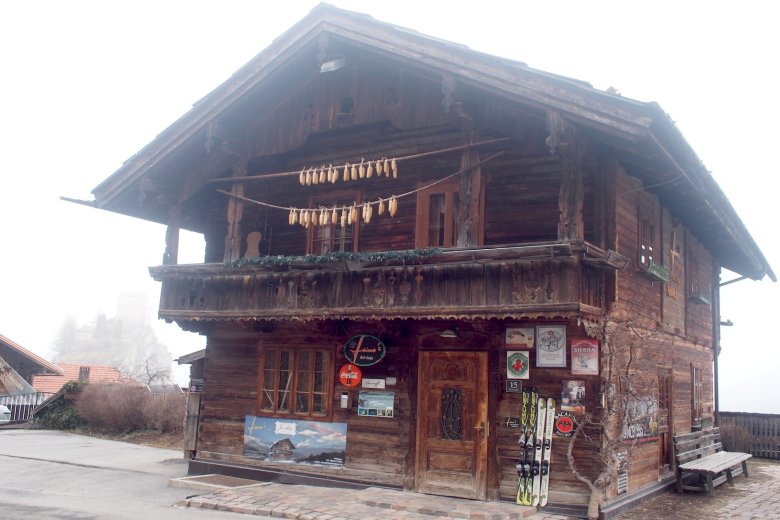 Ciekawe, zabytkowe budynki w Ladis.