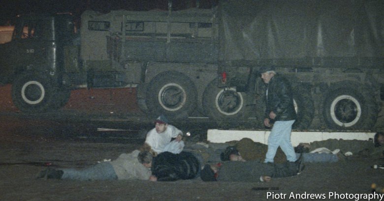 Amerykański prawnik Terry Duncan (w czapce bejsbolowej) pomaga rannym przed budynkiem Ostankino.