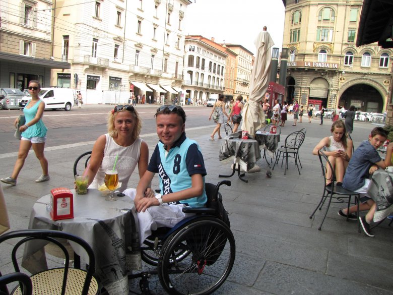 Centrum Bolonii, chwila odpoczynku. "Podróżować to żyć"