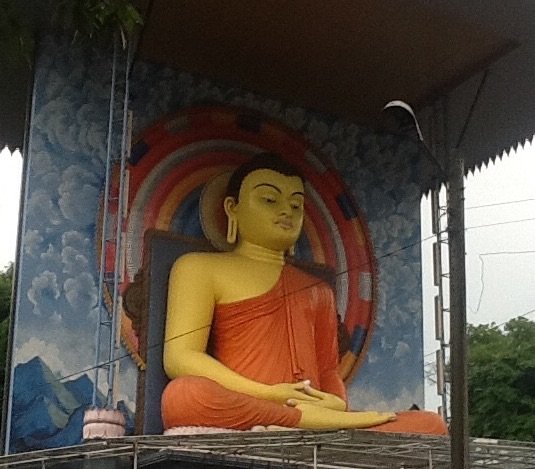 Posąg Buddy na skrzyżowaniu w górskim miasteczku Kandy. Srodkowa Sri Lanka