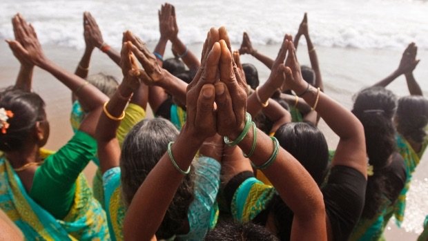 Hinduski podczas obchodów 10 rocznicy tsunami, które w grudniu 2004 nawiedziło Zatokę Bengalska